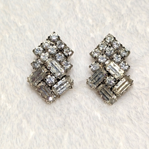 Vintage 60's Clear Rhinestone & Silvertone Clip-On Earrings - Picture 5 of 9